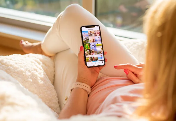 Riga Letland Juli 2018 Vrouw Met Behulp Van Instagram App — Stockfoto