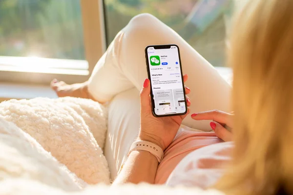 Riga Letland Juli 2018 Vrouw Kijkt Wechat App Mobiele Telefoon — Stockfoto