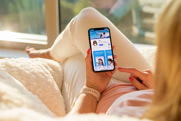 Riga Letland Juli 2018 Vrouw Kijkt App Mobiele Telefoon — Stockfoto