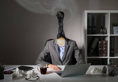 Tükenmişlik sendromu iş yerinde gösteren kavramsal fotoğraf