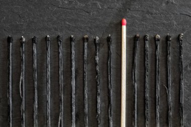 Diğerlerinden ayakta farklı olma kavramı.