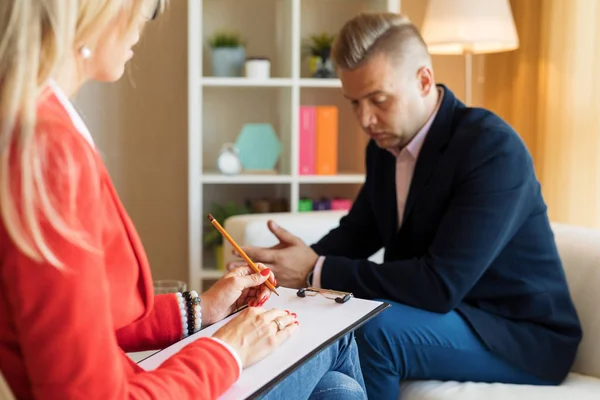 Joven Hablando Con Psicoterapeuta — Foto de Stock