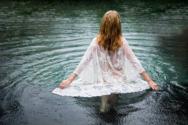 Suya, intihar kavram yürümeye kadın