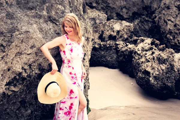 Šťastná Žena Užívat Života Tropické Pláži — Stock fotografie
