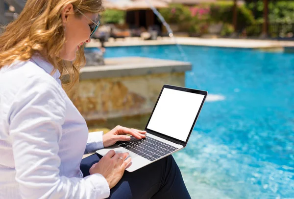 Mujer Negocios Que Utiliza Ordenador Portátil Vacaciones Complejo Junto Piscina — Foto de Stock