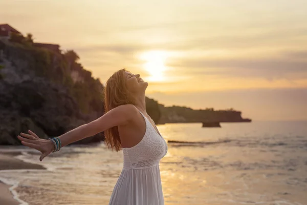 Glückliche Frau Genießt Das Leben Tropischen Strand — Stockfoto