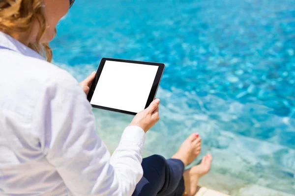 Mujer Usando Tableta Junto Piscina —  Fotos de Stock