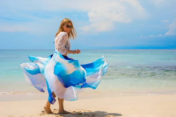 Mujer Feliz Disfrutando Vida Playa Tropical — Foto de Stock