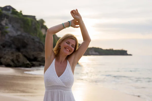 Ευτυχισμένη Γυναίκα Που Απολαμβάνουν Ζωή Τροπική Παραλία — Φωτογραφία Αρχείου