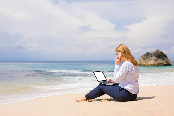 Femme Affaires Travaillant Sur Plage — Photo