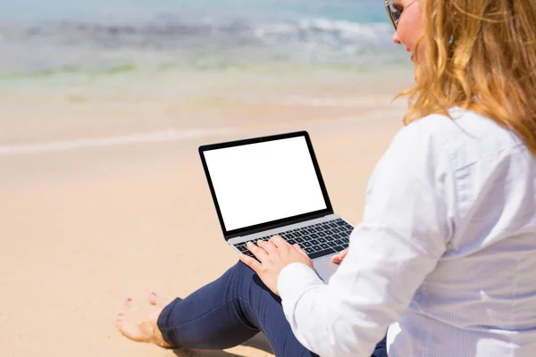 Business Woman Using Laptop Beach Mock Your Own Content — Stock Photo, Image