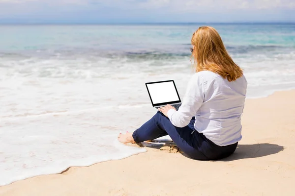 Kobieta Biznesu Pomocą Laptopa Pusty Biały Ekran Plaży Szablon Dla — Zdjęcie stockowe