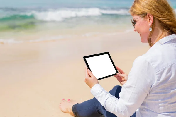 Persona Affari Con Tablet Sulla Spiaggia — Foto Stock