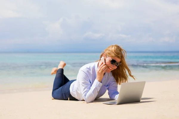 Busy Woman Enjoying Working Beach — Stock Photo, Image