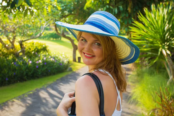 Portrét Mladé Ženy Šťastné Tropickém Parku — Stock fotografie