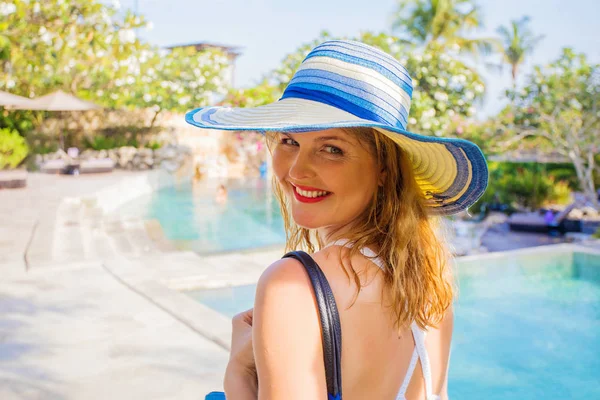 在豪华度假村度假的妇女步行游泳池 — 图库照片