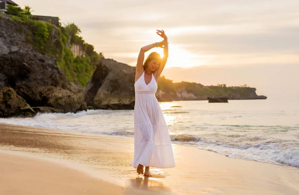 Mujer Despreocupada Disfrutando Libertad Financiera — Foto de Stock