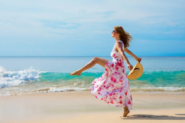 在海滩上向前迈进的妇女 人生新开端的概念 — 图库照片