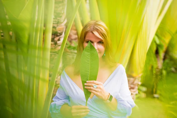 Frau Bedeckt Ihr Gesicht Mit Grünem Blatt — Stockfoto