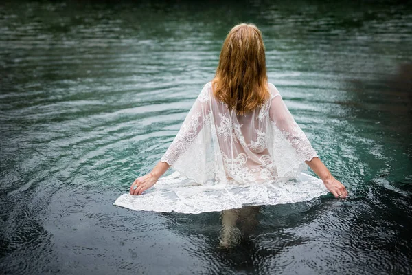 Mujer Caminando Agua Concepto Suicidio — Foto de Stock