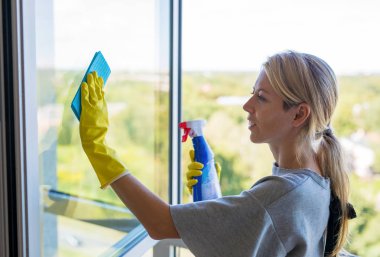 Windows evde temizlik kadın