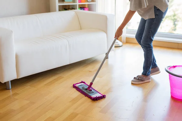Wanita Mencuci Lantai Rumah — Stok Foto