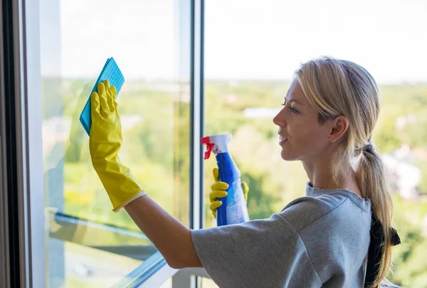 Frau Putzt Fenster Hause — Stockfoto