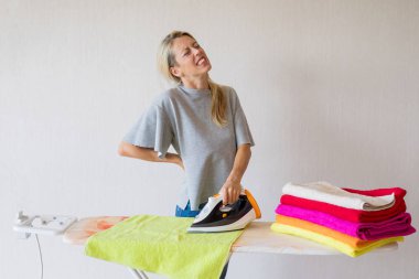 Evde çalışırken kadın duygu sırt ağrısı