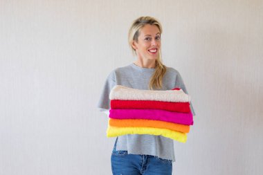 Taze Çamaşırhane ile mutlu kadın