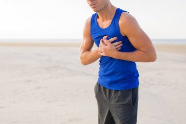 Kalbinde duygu acı adam