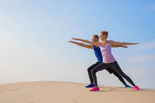 Couple Working Out Sea — Stock Photo, Image