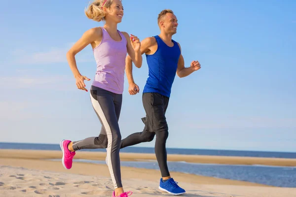 Pareja Haciendo Ejercicio Junto Mar — Foto de Stock