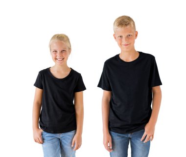 Kız ve oğlanın siyah t-shirt mockup şablonu