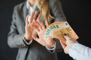 Rüşvet kabul reddederek kadın