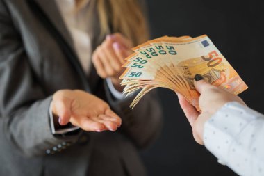 Kadın zorlu rüşvet parasının