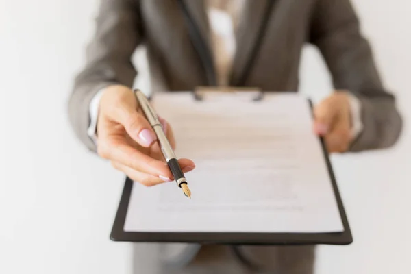 Frau Hält Vertrag Und Stift Bereit — Stockfoto