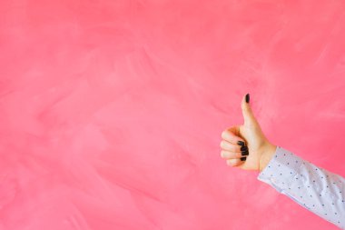 El hareketi Yaşasın boş pembe arka plan üzerinde gösterilen kişi