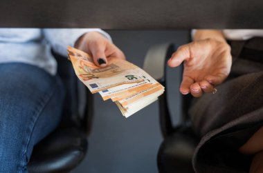 Bir rüşvet alıp vermeyi iki kişi