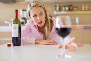 Bir bardak şarap süre yalnız evde ulaşan kadın