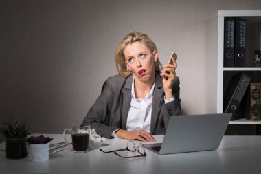 Yorgun kadın iş yerinde sıkıcı telefon sohbet
