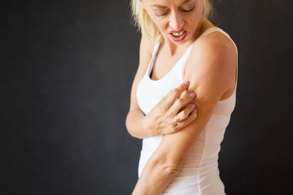 Woman Having Itchy Skin Problem — Stock Photo, Image