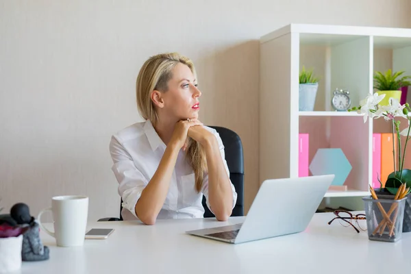 Mujer Aspecto Serio Pensando Algo Lugar Trabajo —  Fotos de Stock