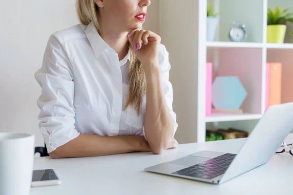 Woman Office Sitting Her Desk Concentrating — Stok fotoğraf