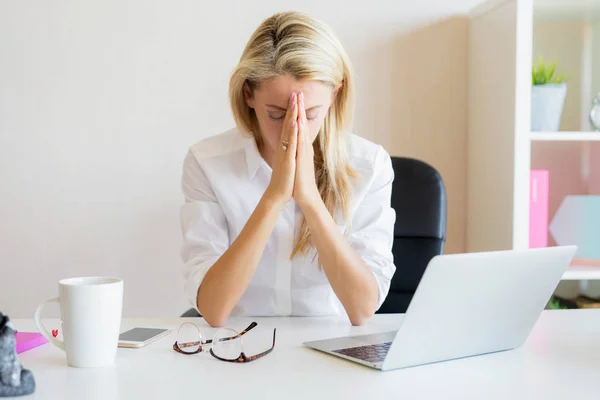 Mulher Pensando Problemas Trabalho Escritório — Fotografia de Stock