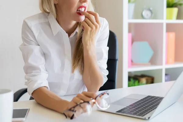 Nervous Woman Work Biting Her Nails — Stock Photo, Image