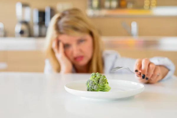 Vrouw Worstelt Met Haar Dieet — Stockfoto