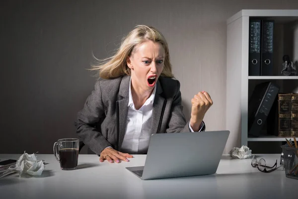 妇女对她的笔记本电脑在工作中生气 — 图库照片