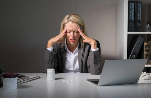 Γυναίκα Συναίσθημα Πονοκέφαλο Κατά Την Εργασία — Φωτογραφία Αρχείου