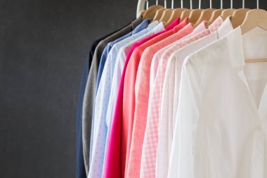 Farklı renkli gömlek rafta asılı