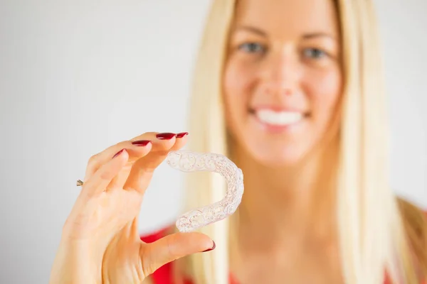 Mulher Segurando Dentes Branqueamento Bandeja — Fotografia de Stock